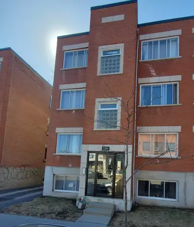 2560 ALLARD #1, $1100, SEMI SOUS SOL Appartement 3 1/2 rénové, chambre fermée, salle de bain et cuis...