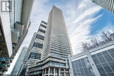 Waterfront, Bright 2 bedroom plus den, South East Corner** In Waters Edge at The Cove, an exquisite...