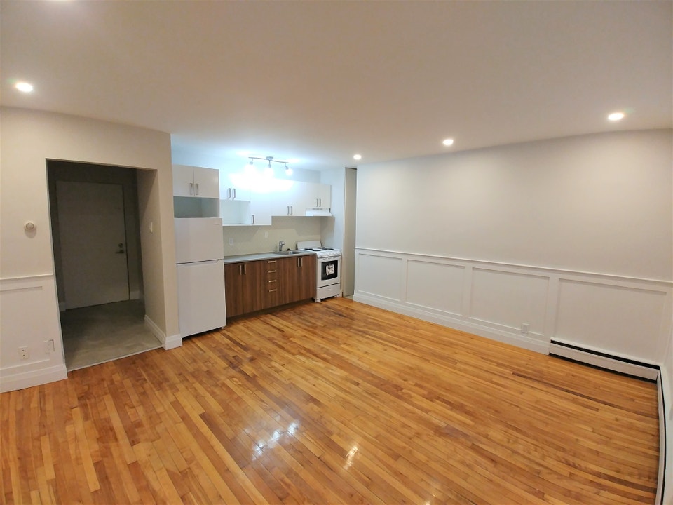 Bachelor Unit for Rent –1404 Rosenthal, Ottawa 3