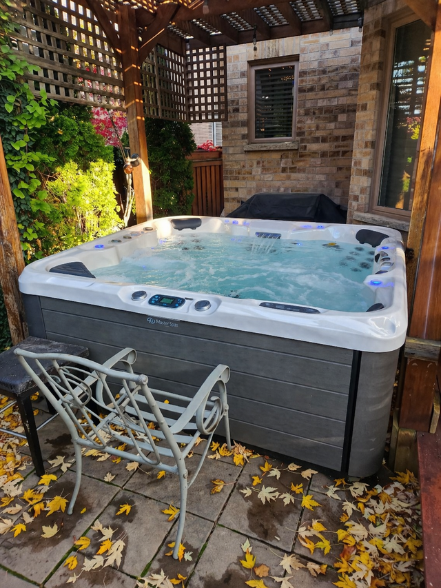 Hot tub - Master Spa Balance 8 - 6 person - Excellent condition in Hot Tubs & Pools in Oakville / Halton Region - Image 4