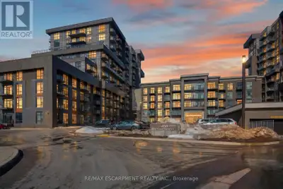 Welcome to Trend 1 Condos in Waterdown! This bright 1 bed,1 bath, plus den suite features 692 sq ft...