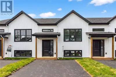 **PICTURES ARE SAMPLE ONLY** BRAND NEW INTERIOR TOWNHOUSE UNIT WITH PRIVATE BACKYARD! Anticipated Co...