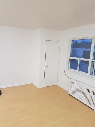 Beautiful studio available for rent The building is located in a nice neighbourhood in south Etobico...