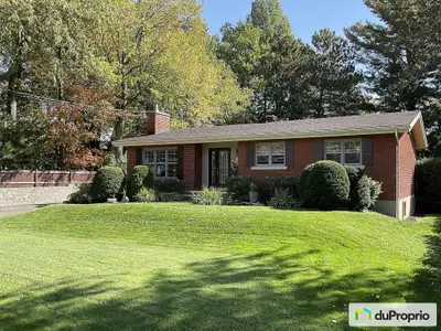 Charmante maison unifamiliale rénovée avec garage détaché et superbe cour arrière. Situé dans un sec...