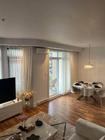 Sublime condo style loft situé au niveau jardin avec grandes fenêtre et stationnement intérieur Incl...