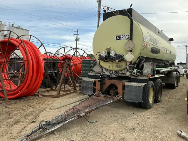 2014 ADVANCE 32,000L Quad/A Tanker Trailer in Heavy Equipment in St. Albert - Image 2