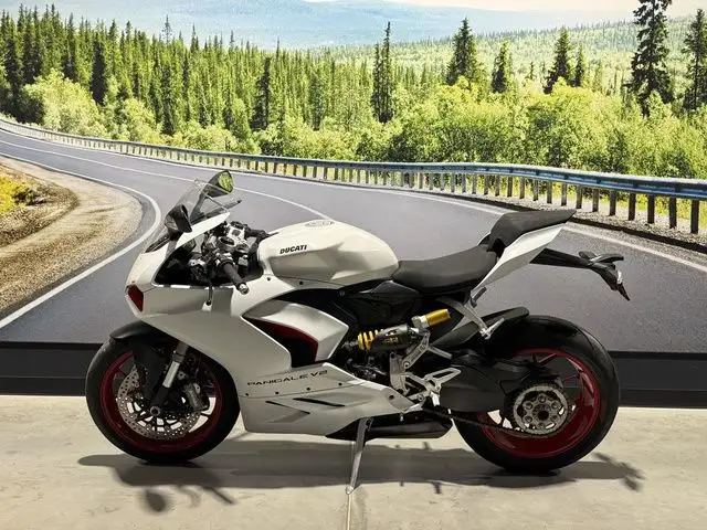 2023 Ducati Panigale V2 White Rosso Livery V2 White Rosso Livery in Street, Cruisers & Choppers in Saskatoon - Image 9
