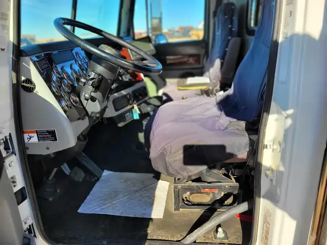 2013 WESTERN STAR 6900XD in Heavy Trucks in Saskatoon - Image 19