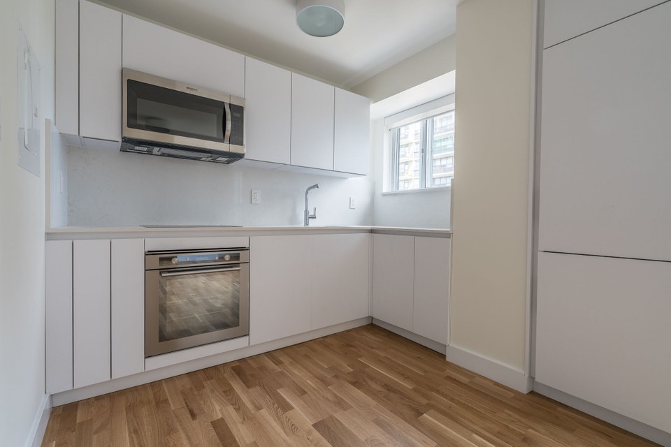 Renovated bachelor, Tyndall Ave and King St - ID 4693 5
