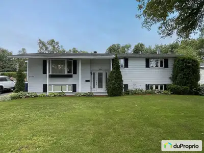 Maison unifamiliale de 4 chambres dont 3 au rez-de-chaussée, possibilité de 5 ou 6. Plancher de bois...