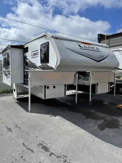 2023 Lance 855s Clearance Sale!!!!! Si vous cherchez un peu plus d'espace dans un camping-car à lit...