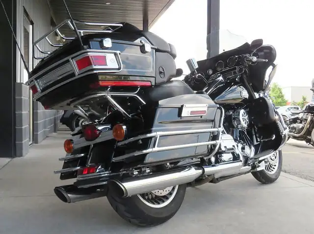 2009 Harley-Davidson FLHTCU Ultra Classic Electra Glide in Street, Cruisers & Choppers in Cambridge - Image 6