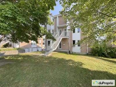 Magnigique triplex jumelé situé à Chambly, 3 grands logerments de 5.5 avec grands garages et cabanon...