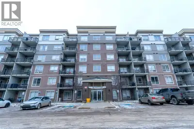 Welcome to The Peaks in Eagle Ridge — where comfort meets unbeatable convenience. This ground-floor...