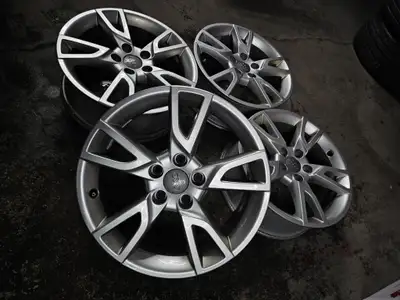 Nice set of original Audi Q3 wheels. Will fit other Audi and VW models. 17x6.5 Offset: 33 Bolt patte...