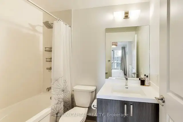 Bright & spacious 1 Bedroom + Den and 2 Bathroom unit ! in Condos for Sale in Mississauga / Peel Region - Image 8
