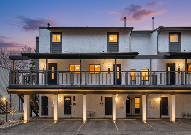 UPDATED 3 STOREY OAKRIDGE TOWNHOUSE FOR $270,000