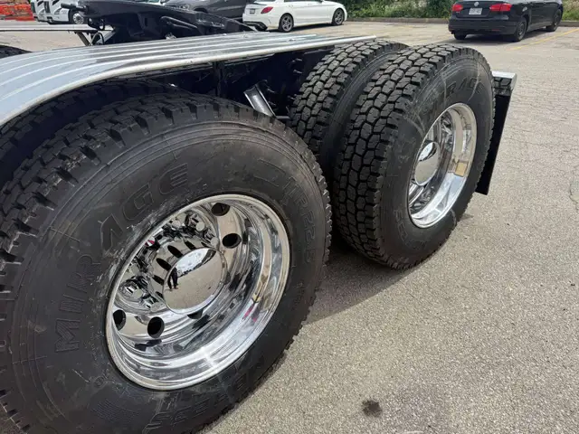 2022 Volvo VNR64T DAYCAB Wetline Included! New Drive Tires in Heavy Trucks in Oakville / Halton Region - Image 7