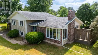 This 3 bedroom up, 1 down, 4-level side split home is located near the top end of Grandview Drive, w...
