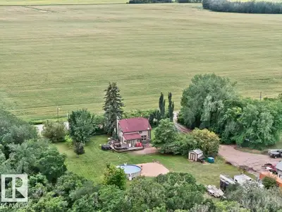 Modern farmhouse acreage on 3.19 acres, NOT located in a subdivision, w/ NO architectural guidelines...