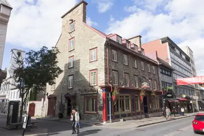 Situé en plein coeur de l'arrondissement historique du Vieux-Québec, la maison Murray possède à ses...