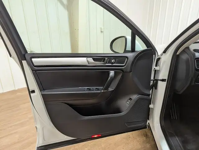 2015 Volkswagen Touareg 3.6L Comfortline Bluetooth | Heated S... in Cars & Trucks in Calgary - Image 25