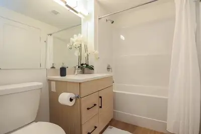 Modern 2 BR Suite in the Heart of South Osborne - Stationside