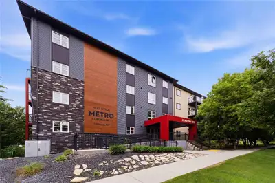 1Aw//Winnipeg/SS now - Offers as received - Welcome to this meticulously maintained ground-floor con...