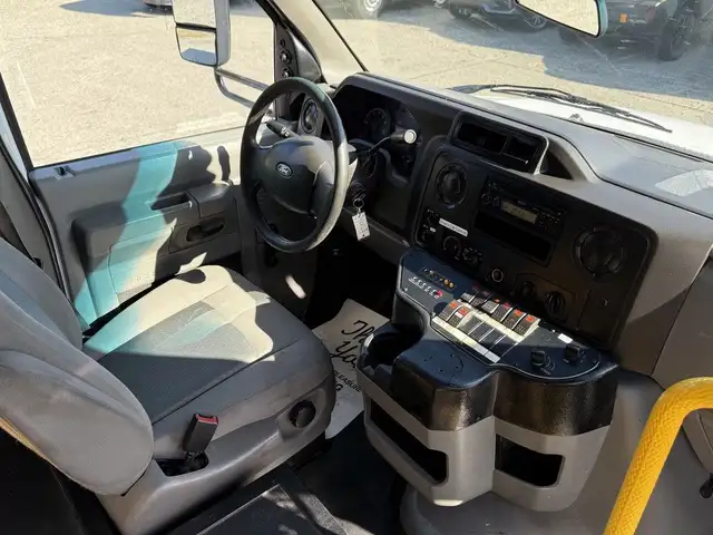 2016 Ford E-350 Econoline Super Duty 8 Passenger Wheelchair Acce in Heavy Trucks in City of Montréal - Image 16