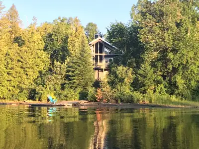 Grand lac St-François, dans le secteur recherché et paisible de la Baie-Sauvage. Magnifique chalet 4...
