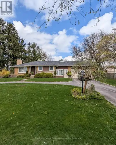 City living with a country feel! Located on the edge of Stratford with views overlooking farmland, t...