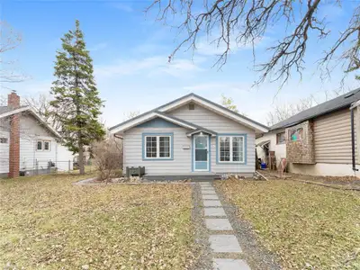 2D//Winnipeg/Quick Possession available! Location location! Step inside this well-kept 816 sq ft hom...