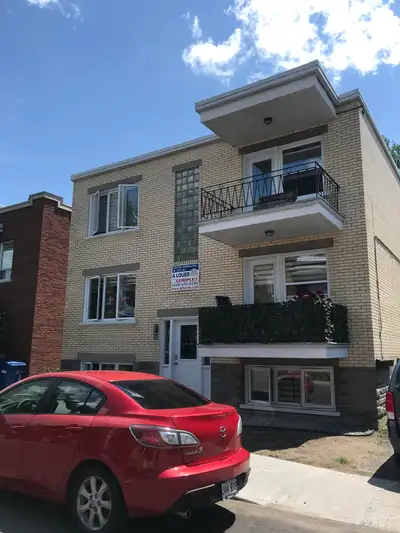 418-655-8281 À voir au 31 rue Bourdon, appartement #1, beau grand 1 1/2, situé au demi sous-sol dun...