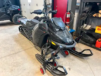 2023 Skidoo Summit 850 Turbo Expert – 165 x 3″ track – Only 1241 km – 850 Etec Turbo, 180 hp – Big s...