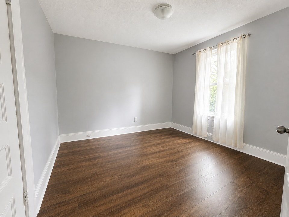 26 Boswell Street - Bright 2-Bedroom Upper Unit with In-Suite La 4