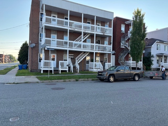 RÉNOVÉ- 4 1/2 Bien situé -Rue LAMBERT- Shawinigan — photo 1