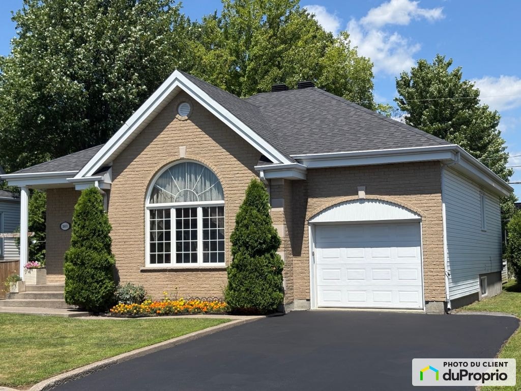 $649,000 - Bungalow for sale in St-Jean-sur-Richelieu (St-Luc) — photo 1