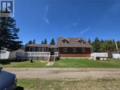 Très belle maison situer a bas-caraquet avec 3 chambre a coucher. Toiture refait en 2021. Plomberie...