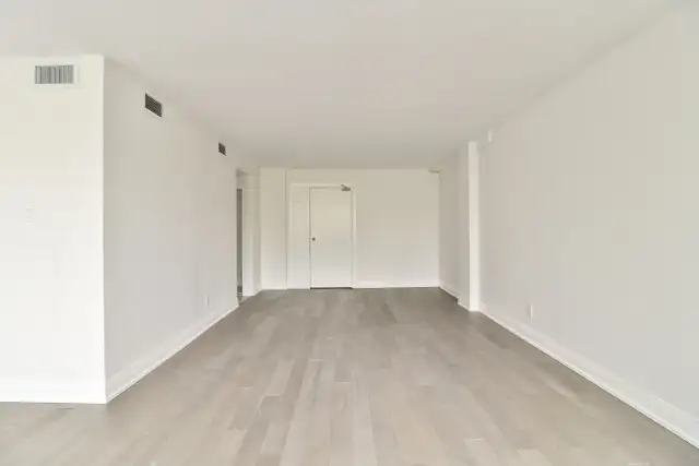 2 Bedroom 1.5 Bath in Long Term Rentals in City of Toronto - Image 12