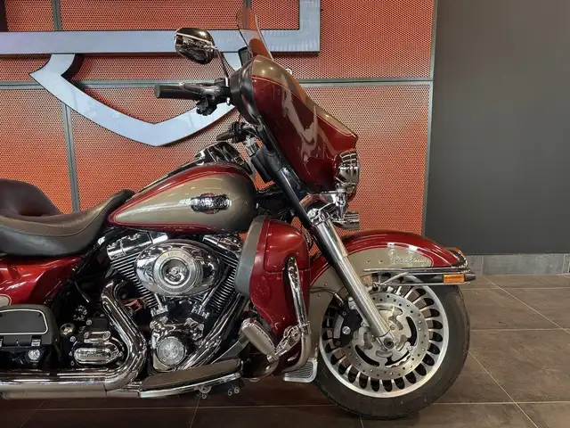 2009 Harley-Davidson Electra Glide Ultra Classic in Street, Cruisers & Choppers in Grande Prairie - Image 4