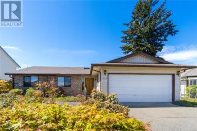 Welcome to this well located lakefront rancher in the sought-after South Jinglepot area. This deligh...