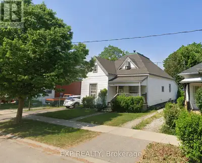 Fantastic investment opportunity in the growing city of St. Thomas! This 1.5-storey legal triplex of...