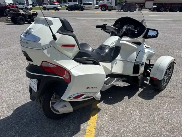 2011 Can-Am SPYDER RT LIMITED in Sport Touring in Lanaudière - Image 9