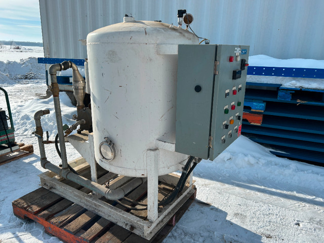 Réservoir en acier avec pompe dans Autres équipements commerciaux et industriels  à Drummondville