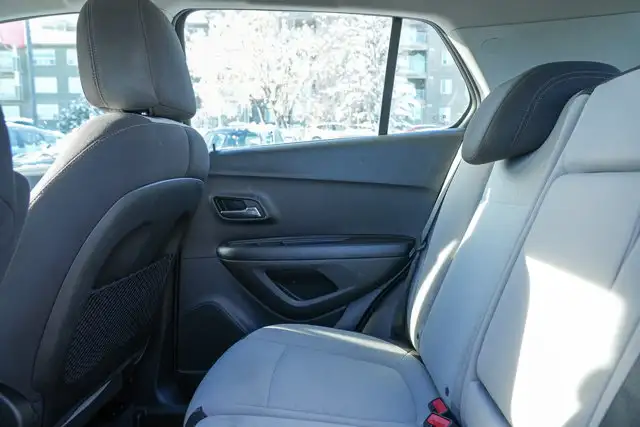 2021 Chevrolet Trax LS | Rear-View Camera | Carplay | No in Cars & Trucks in Calgary - Image 18