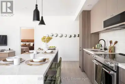 Experience the pinnacle of luxury living at The Ledbury, nestled in the heart of Toronto. This one-b...