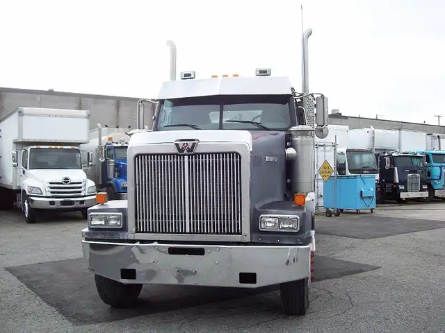 2000 Western Star 4964 FX Daycab in Heavy Trucks in Burnaby/New Westminster - Image 3