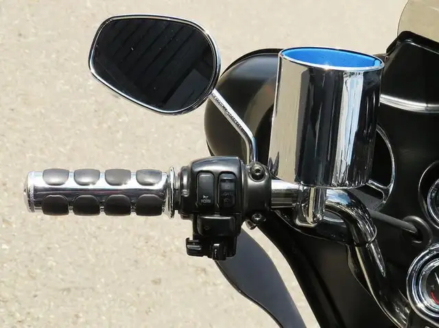 2009 Harley-Davidson FLHTCU Ultra Classic Electra Glide in Street, Cruisers & Choppers in Cambridge - Image 13