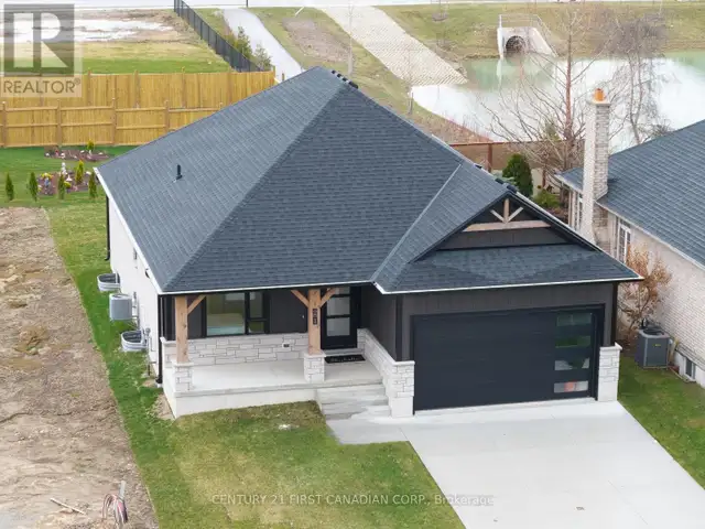 21 HAMILTON STREET North Middlesex (Ailsa Craig), Ontario in Houses for Sale in Grand Bend - Image 3