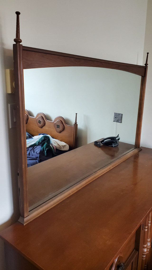 Ensemble de chambre en bois de marque Viscol dans Commodes et armoires  à Ville de Montréal - Image 2